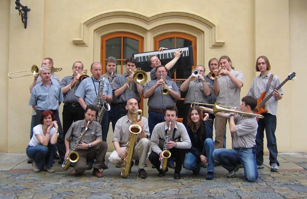 Swing Band 2005: zleva 1..: Tousková (voc), Mládek (ts), Straka (bs), Pecháek (as), Kratochvílová (voc), Valeš (tbn), 2..: Studnika (tbn), Král (dr), Chlumecký (tbn), ech (ts), Halák (as), Hruška (tbn), Vobrek (pno), Musil (tpt), Bouma (tpt), Okrouhlík (gt), Tma (tpt), Vichta (bg) 