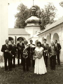 Úpln první foto, r. 1986: zleva J. Fajfr, J. Hromádka, V. Suda, Z. Prášek ml., T. Goll, Š. Prášková, J. Janák, J. Vavinec, Z. Prášek.