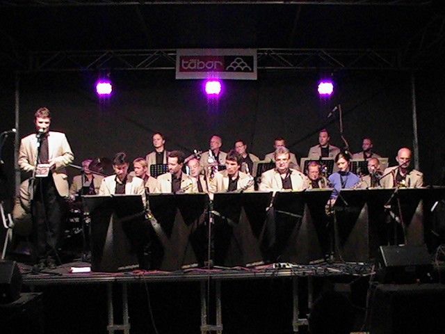 Táborská setkání 2009 – u mikrofonu Jakub Valeš (tbn, voc). Sedící zleva Miroslav Pecháek (fl), Jaroslav Mládek (ts), Ladislav Novotný (ts), Jan Halák (as), Vlastislava Keková (as), Zdenk Straka (bs). Prostední ada zleva – Jaroslav Bárta (pi), Josef Okrouhlík (g), Jií Chlumecký (tbn), Josef Janda (tbn), Jan Studnika (tbn). Zadní ada zleva – Václav Král (dr), Tomáš Vichta (bg), Jií Mach (tpt), Josef Musil (tpt), Petr Dtský (tpt), Štpán Tma (tpt), Jaroslav Bouma (tpt). Chybí – Petra Kratochvílová (voc), Renata Tousková (voc), Jií Vobrek (pi), Josef achtický (pi), Ondej Kos (tpt) 